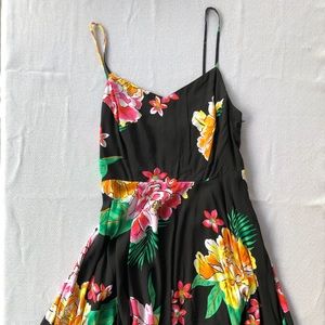 Super cute island print Old Navy sun dress 😍☀️